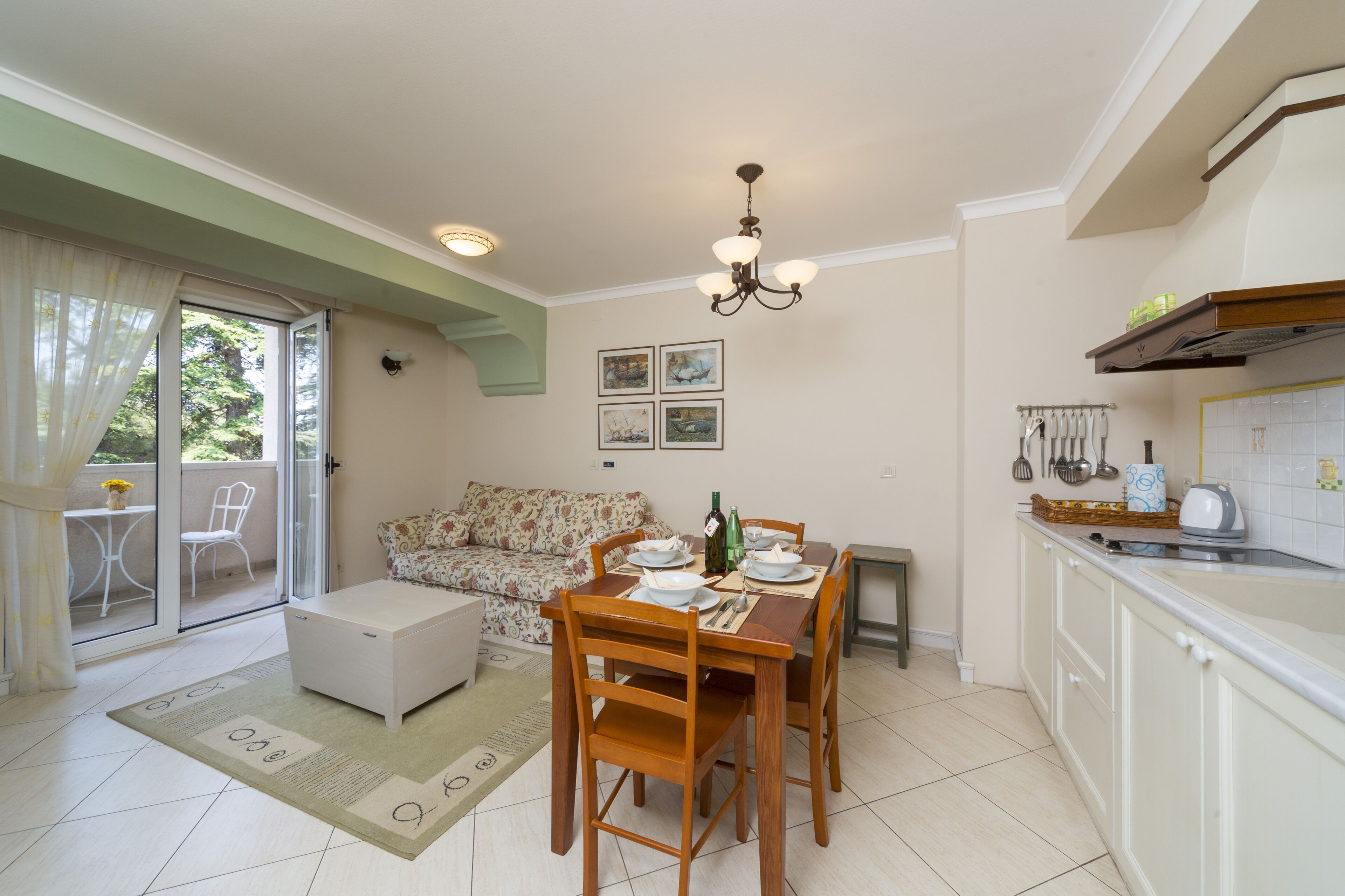 Apartment, Balcony, Sea View | Woonruimte | Een 102-inch flatscreentelevisie met satellietzenders en een televisie