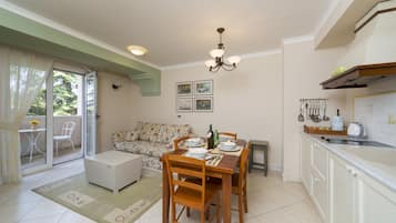 Apartment, Balcony, Sea View | Woonruimte | Een 102-inch flatscreentelevisie met satellietzenders en een televisie