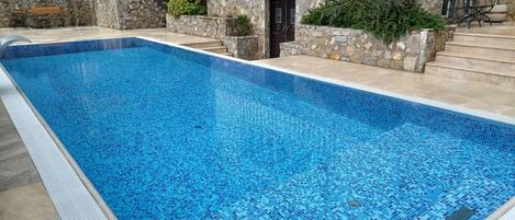 Außenpool (je nach Saison geöffnet), Sonnenschirme, Liegestühle