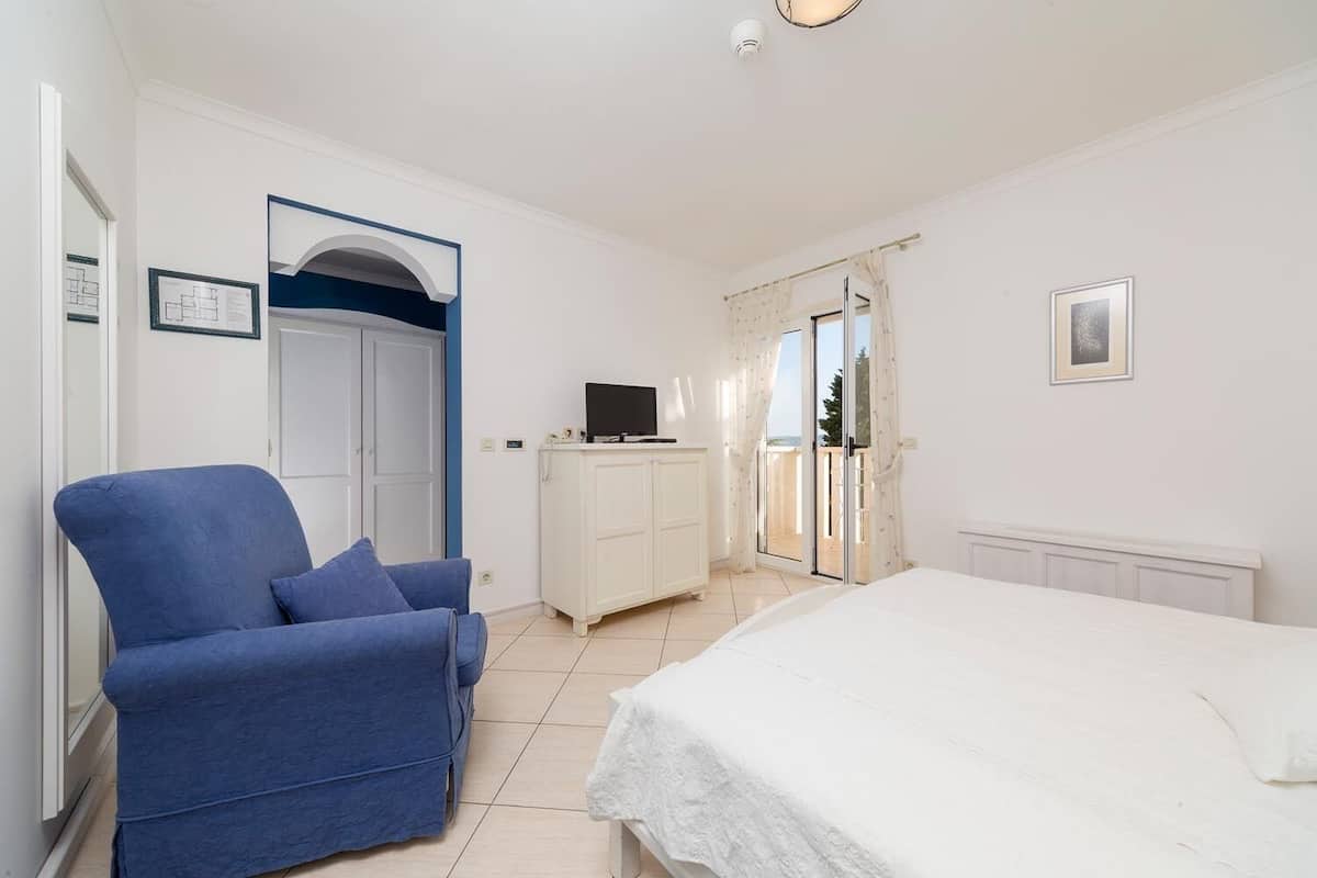 premium bedding, down duvets, minibar, in-room safe