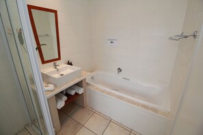 Habitación (The Suikerbekkie ) | Baño | Amenidades de baño gratuitas, secadora de cabello, toallas 