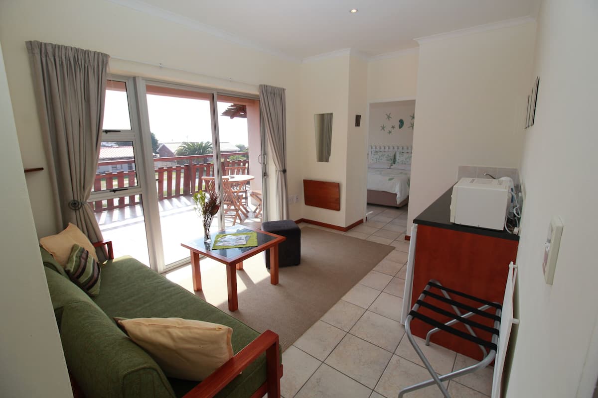 Room (The Suikerbekkie ) | Living area | 65-cm TV with satellite channels, DVD player