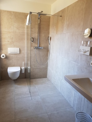 Habitación familiar (for 3) | Baño | Amenidades de baño gratuitas, secadora de cabello, toallas