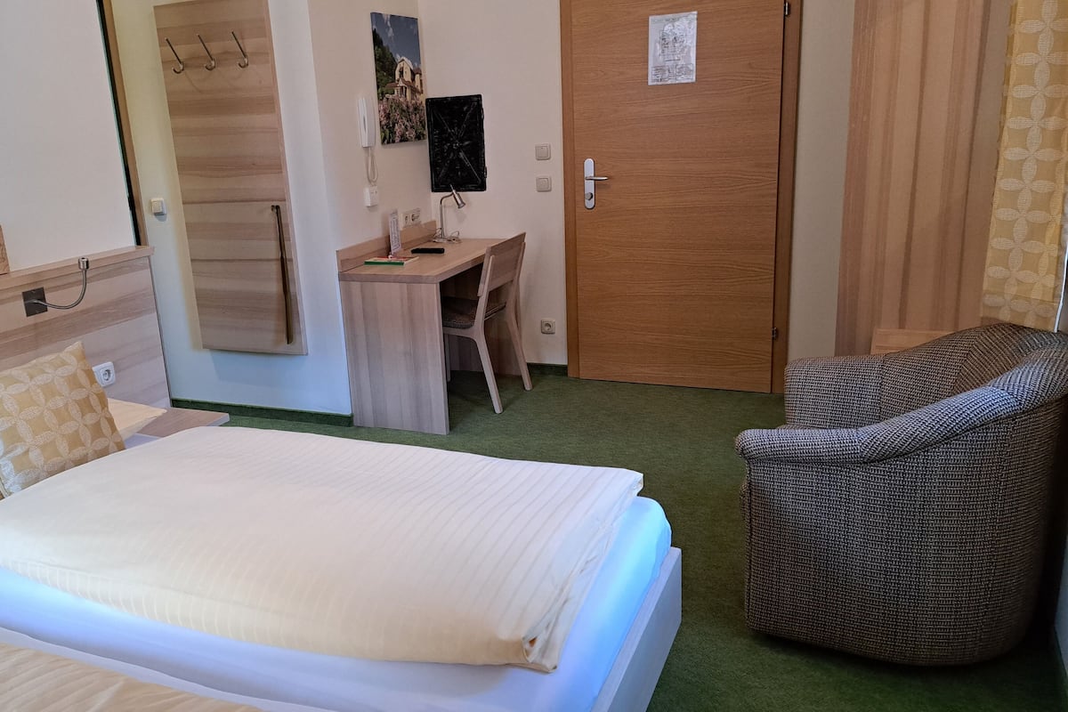 Suite, 2 slaapkamers | Een bureau, geluiddichte muren, gratis wifi