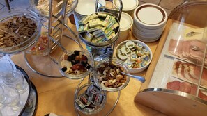 Dagelijks ontbijtbuffet (EUR 10 per persoon)