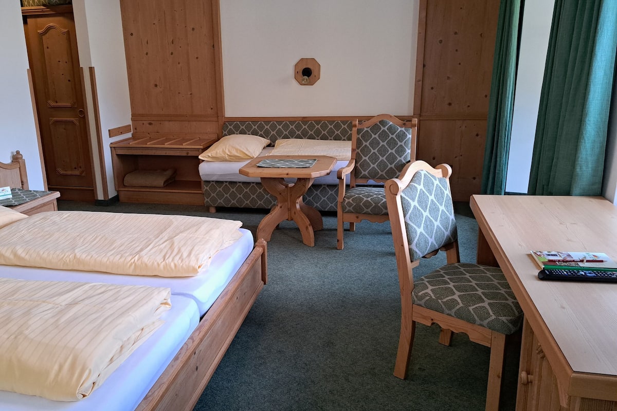 Habitación familiar (for 3) | 2 dormitorios, escritorio, sistema de insonorización y wifi gratis