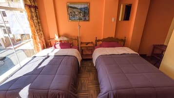 Cubrecamas y caja de seguridad en la habitación
