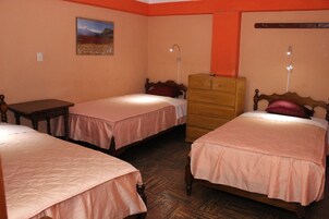 Cubrecamas y caja de seguridad en la habitación 