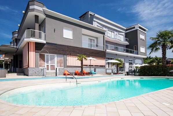 Sesongbasert utendørsbasseng