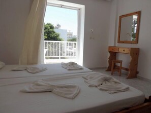 Free cribs/infant beds, rollaway beds, bed sheets - Haralambos Studios (Kos)