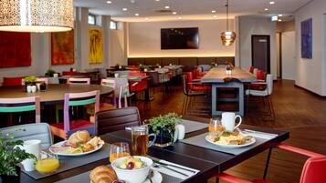 TĂ€gliches FrĂŒhstĂŒcksbuffet (22.5 EUR pro Person)