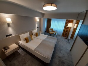 Minibar, escritorio, tabla de planchar con plancha y wifi gratis