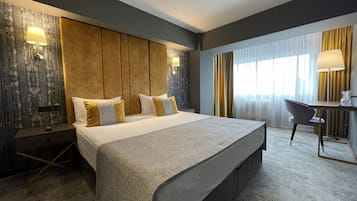 Executive Suite | Minibar, desk, iron/ironing board, free WiFi