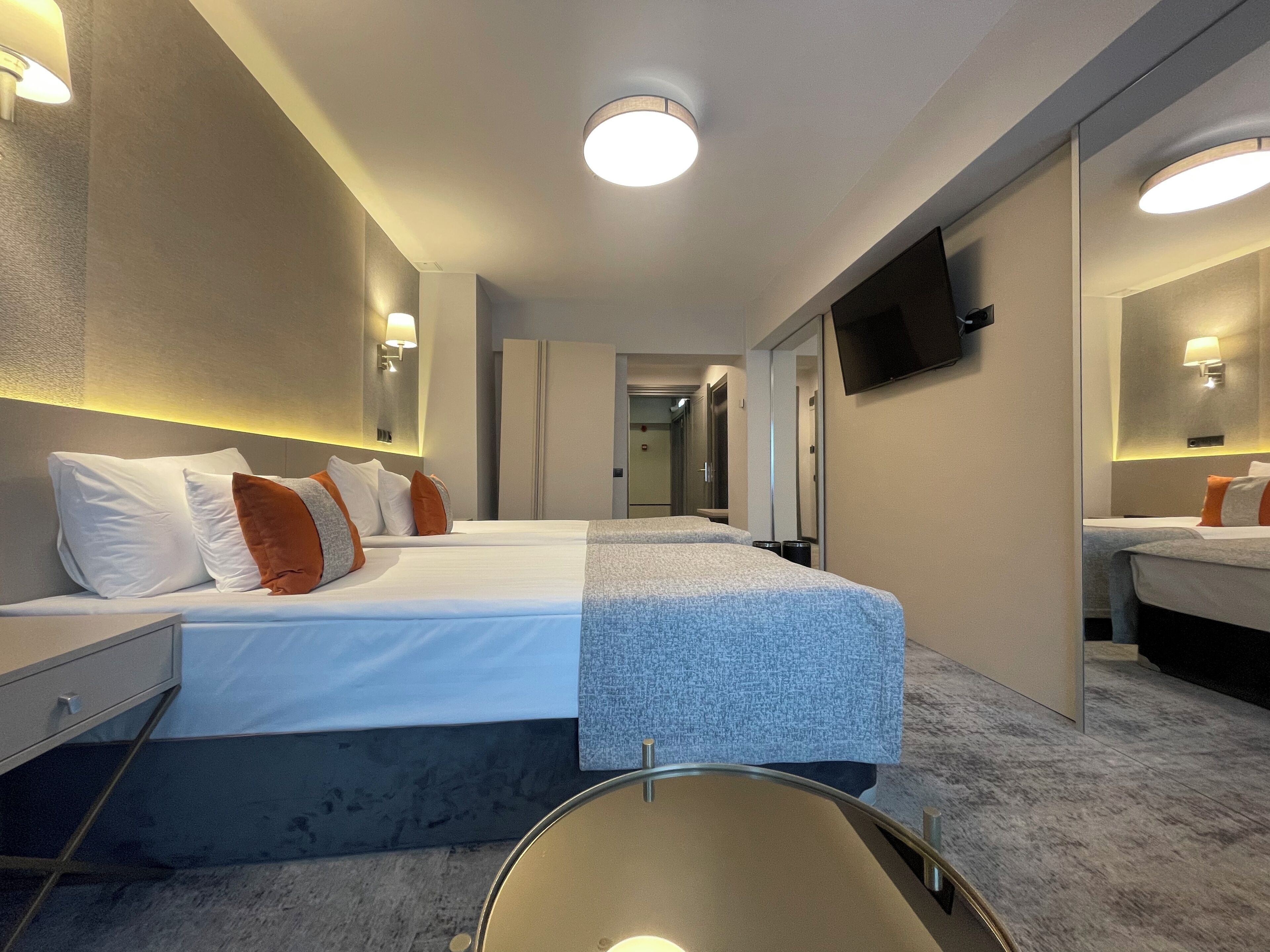 Minibar, escritorio, tabla de planchar con plancha y wifi gratis 