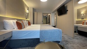 A hotel room with a large bed, bedside tables, a flat-screen TV mounted on the wall, and a mirror. -  Univers (T)  (Cluj-Napoca)