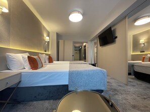 Minibar, escritorio, tabla de planchar con plancha y wifi gratis 