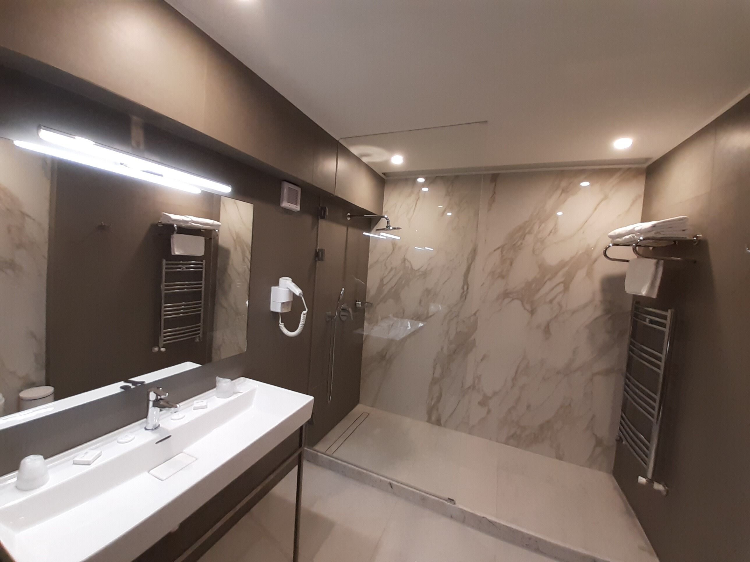 twin room | bathroom | hair dryer, towels