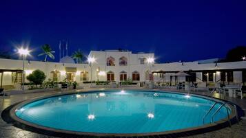 Una piscina al aire libre