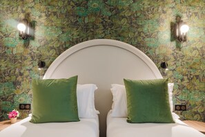 Quarto duplo, banheiro privativo | Roupas de cama premium, individualmente mobiliados, escrivaninha