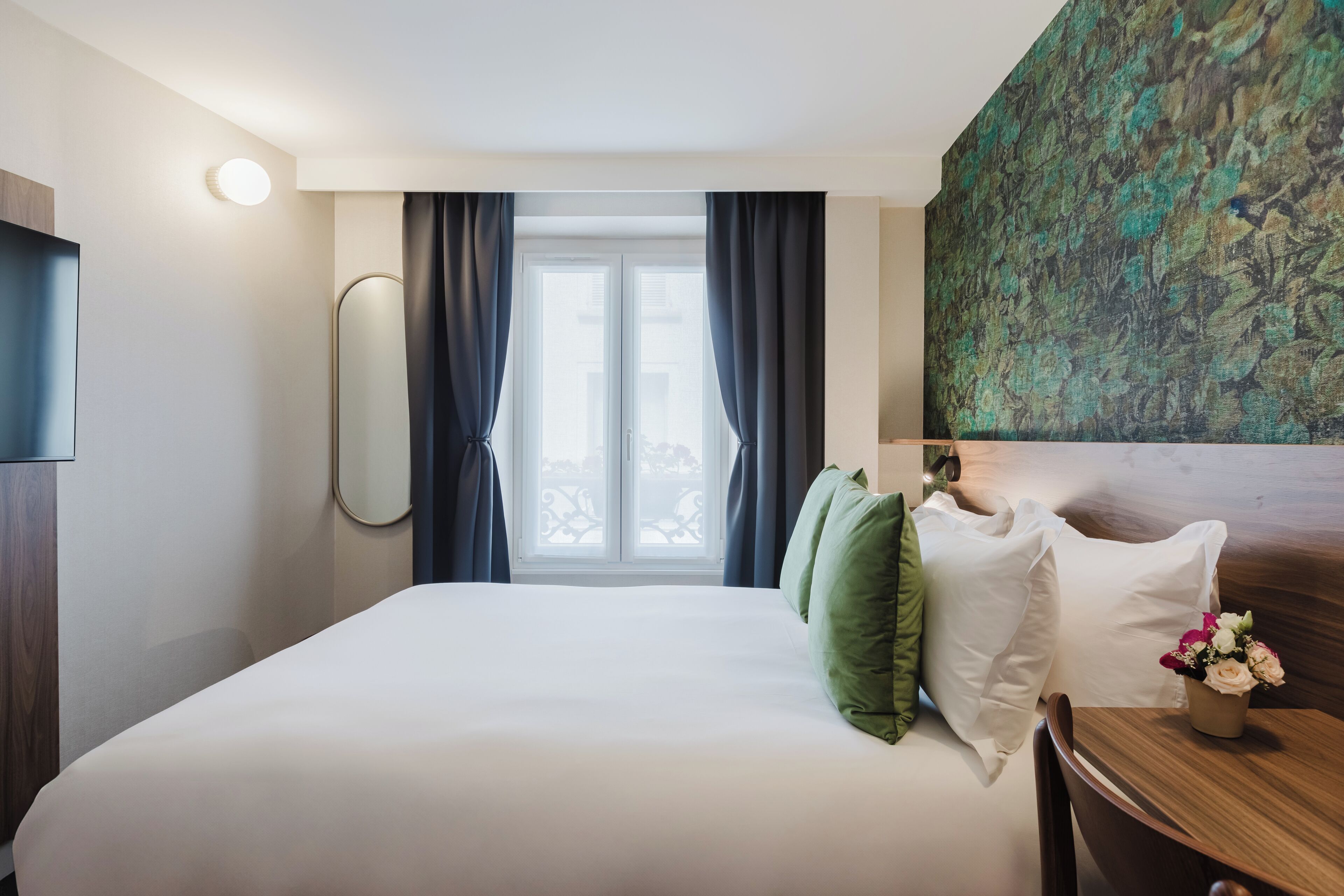 高档床上用品、特色家居、办公桌、笔记本电脑工作区