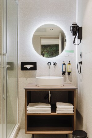 Shower, free toiletries, hair dryer, towels - Prince Albert Opera (Paris)