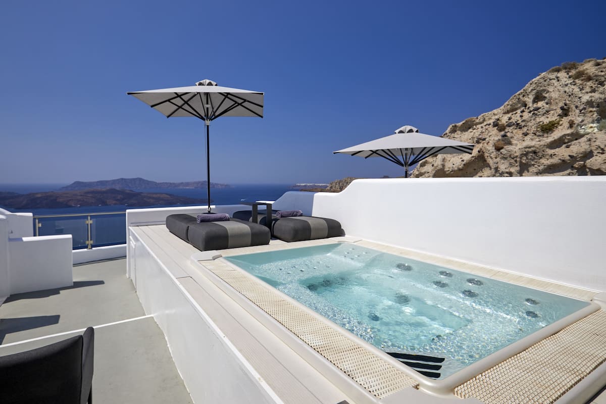 Honeymoon Suite, Sea View (Plunge Heated Pool) | Private spa tub