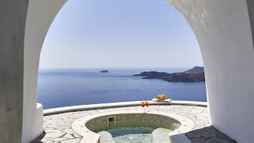 Deluxe Suite, Sea View ( Heated Jetted Tub) | 1 camera, biancheria da letto di alta qualità, una cassaforte in camera