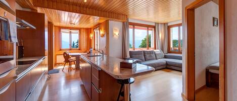 Chalet (Residence) | Living area | 90-cm TV with cable channels