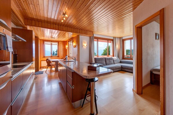 Chalet (Residence) | Zona de estar | Televisión de 90 cm con canales por cable