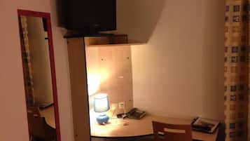 書桌、隔音、熨斗/熨衫板、摺床/加床 (收費)