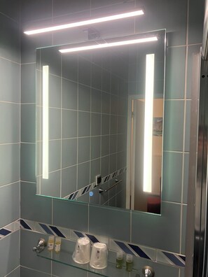 Dusche, kostenlose Toilettenartikel, Haartrockner, Handtücher