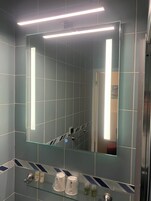 Ducha, artículos de tocador gratuitos, secador de pelo, toallas