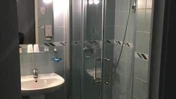 Chambre Standard, 2 lits une place | Bureau, chambres insonorisées, fer et planche à repasser