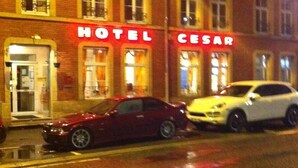 A building with a sign that reads "HOTEL CESAR."