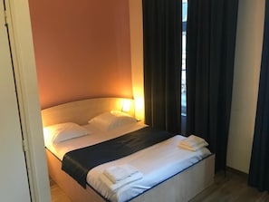 Bureau, chambres insonorisées, fer et planche à repasser