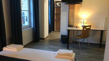 Chambre Familiale | Bureau, chambres insonorisées, fer et planche à repasser