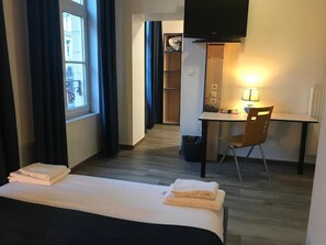 Family Room | Desk, soundproofing, iron/ironing board, rollaway beds - César Hôtel (Charleville-Mezieres)