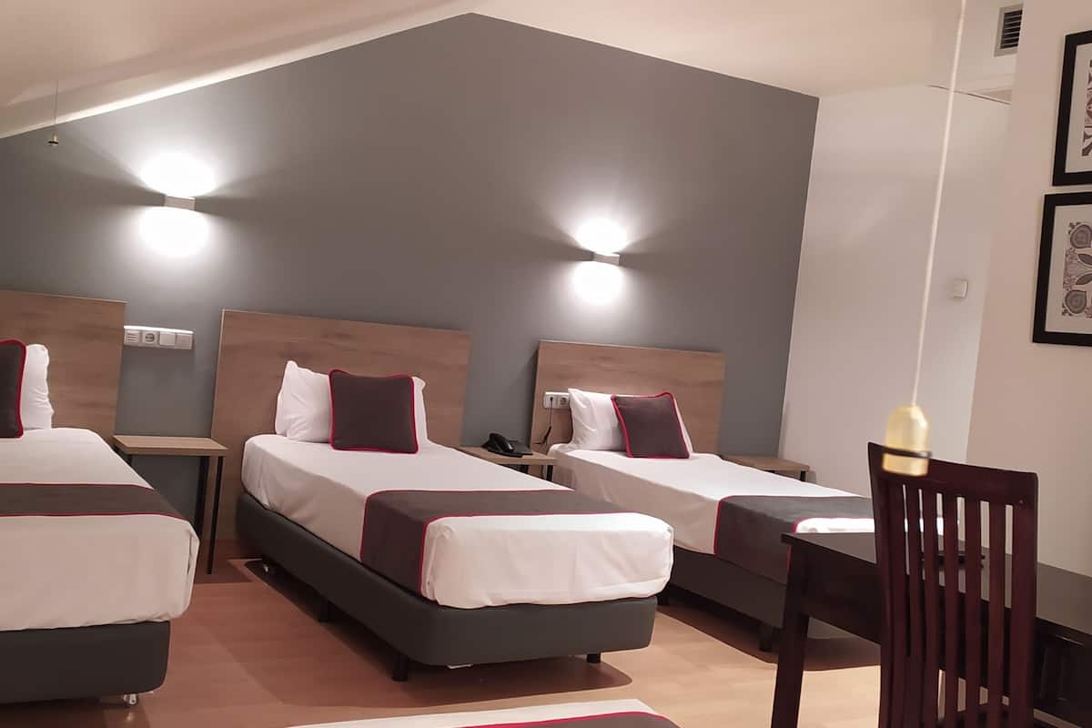 quadruple room | 1 bedroom, desk, soundproofing, free wifi