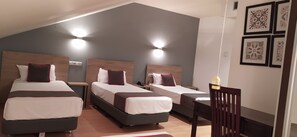 Quadruple Room | Desk, soundproofing, free WiFi, bed sheets - Hospedium Hotel Vittoria Colonna (Medina de Rioseco)
