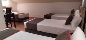 Quadruple Room | Desk, soundproofing, free WiFi, bed sheets - Hospedium Hotel Vittoria Colonna (Medina de Rioseco)