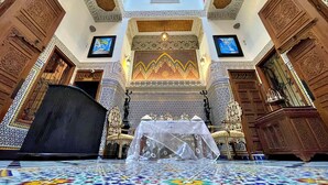Habitación con detalles de azulejos intrincados, un mostrador de recepción y piso estampado.