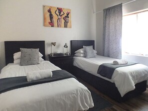 In-room safe, free WiFi, bed sheets - A Sunflower Stop - Hostel (Cape Town)