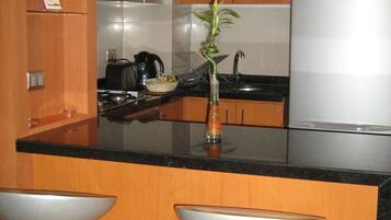 Departamento estándar (Twin) | Cocineta privada | Refrigerador con congelador, microondas y lavavajillas