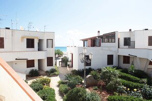 Appartamento, 1 camera da letto, vista mare (Via Litoranea, 8 - Garden Beach) | 1 camera, biancheria da letto di alta qualità, una cassaforte in camera