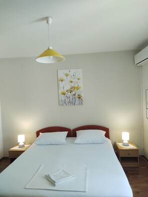 雙人房 (Ensuite) | Tempur-Pedic 床墊、客房內保險箱、書桌 、遮光布/窗簾