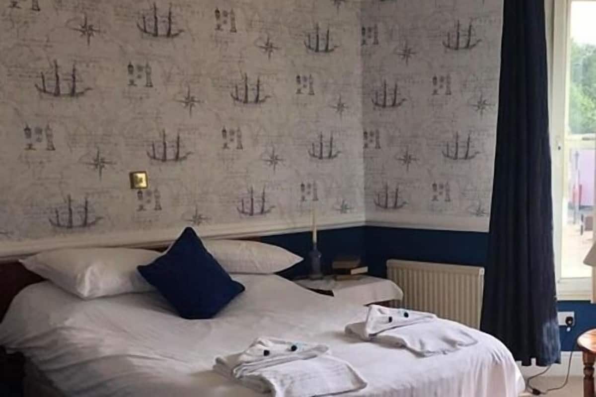 Suite Standard, salle de bain attenante, vue sur le jardin