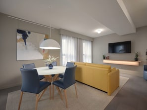 Suite Junior | Living area | Flat-screen TV, offices - Hotel de l'ITHQ (Montreal)