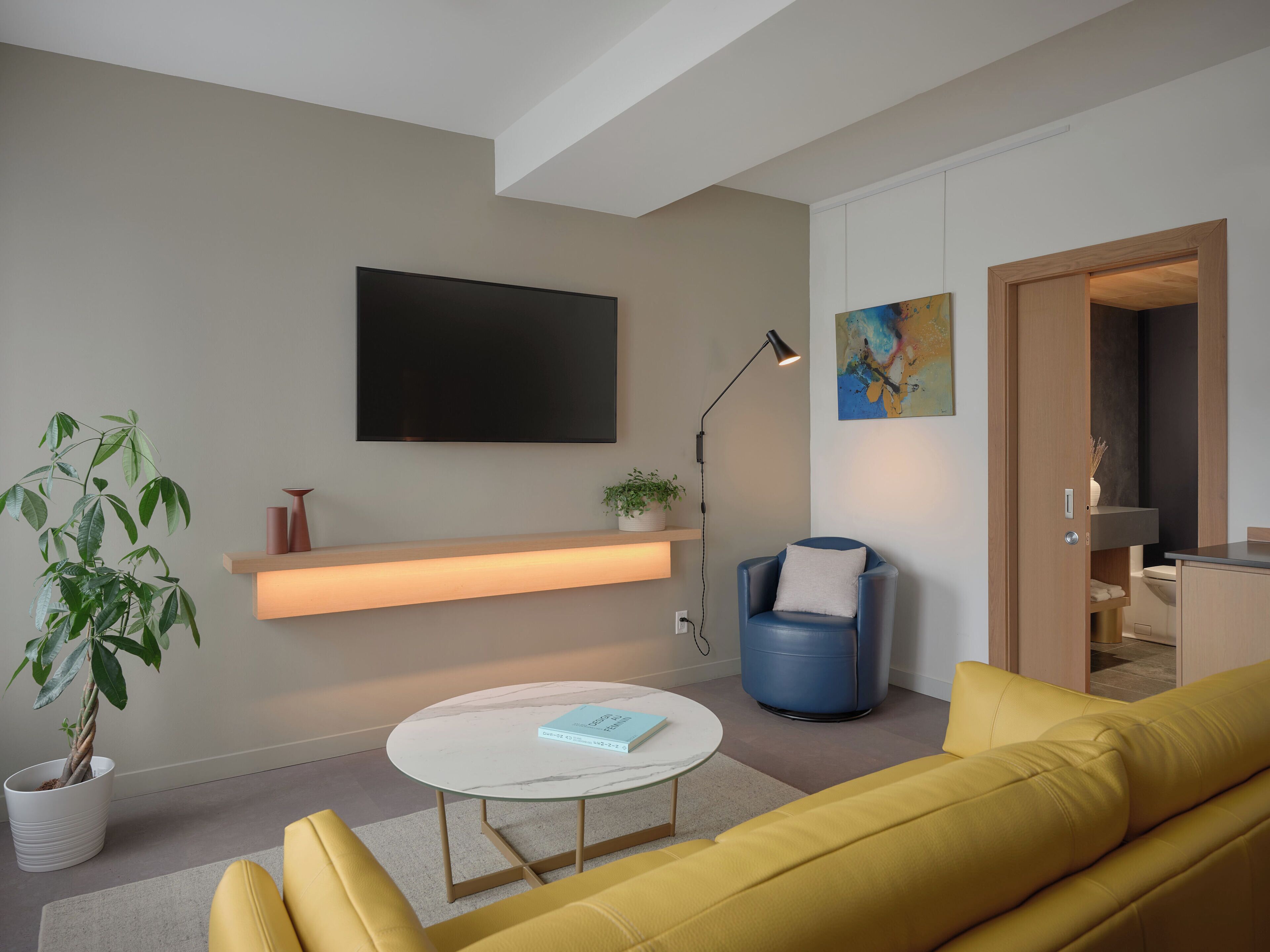 suite junior | living area | flat-screen tv, offices