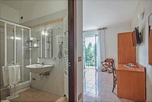 Shower, pengering rambut,  dan kloset