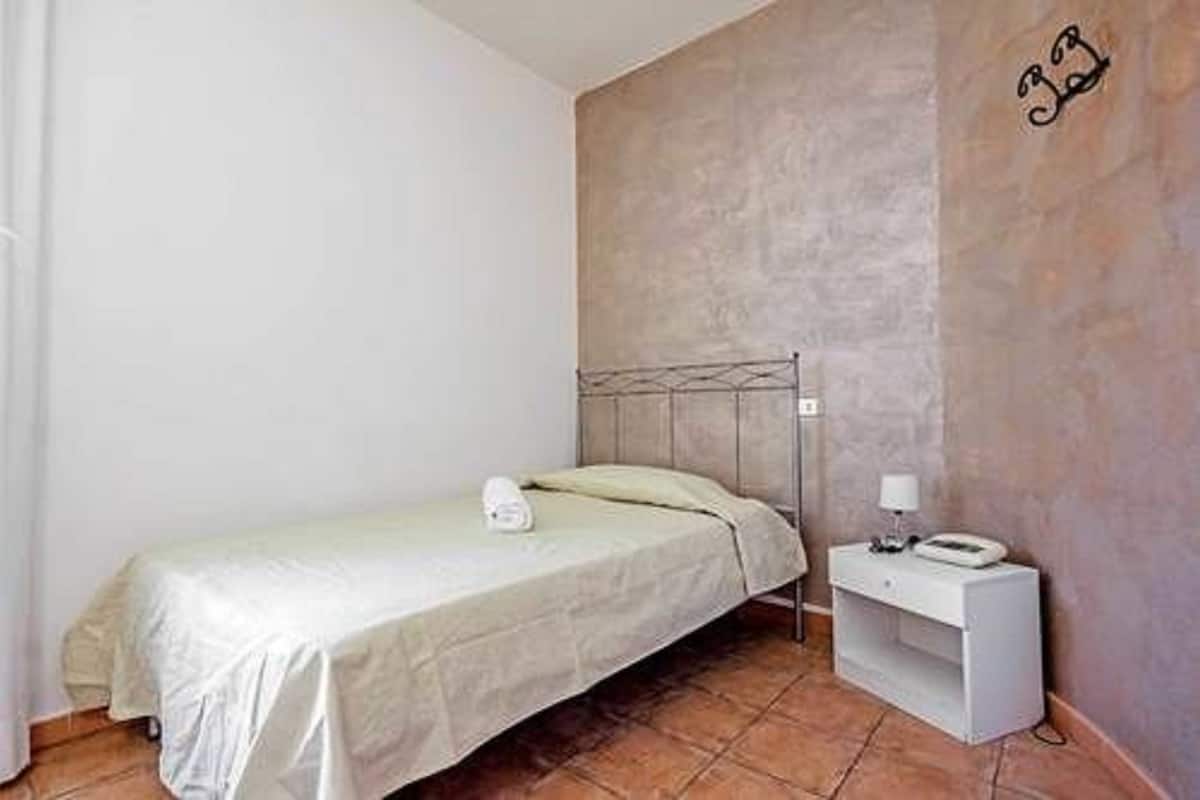 Single Room | In-room safe, desk, WiFi (free)